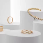 beautiful-precious-bracelet-with-diamonds-rings-collection-white-platforms_112112-275